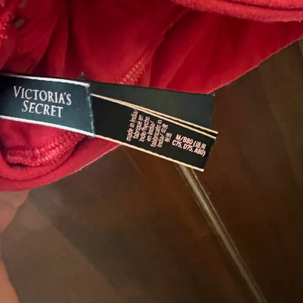 Victoria's Secret Red Sports Bra with Crossover V-Neck - Picture 4 of 4